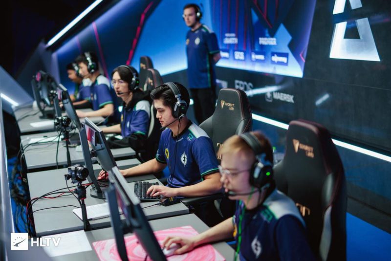 equipe da evil geniuses durante campeonato