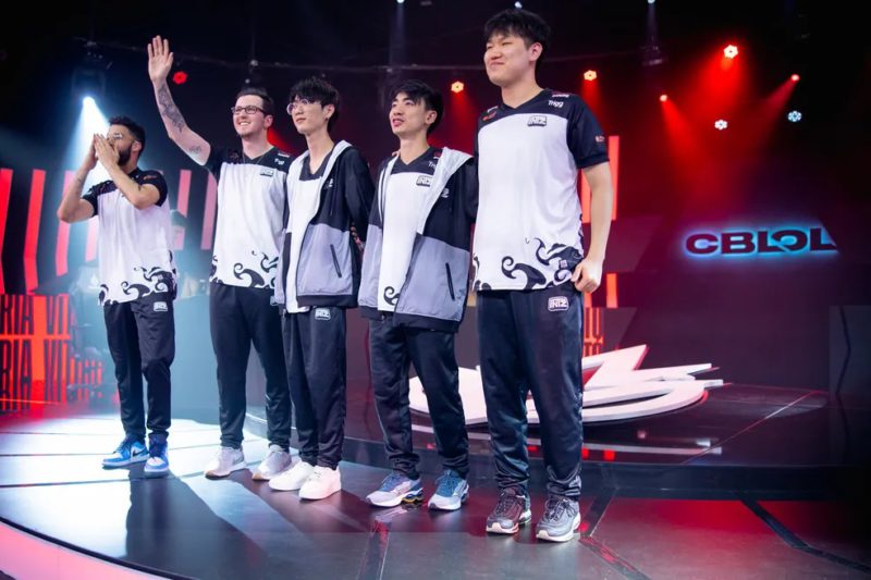 Jogadores da INTZ no palco do CBLOL 2023