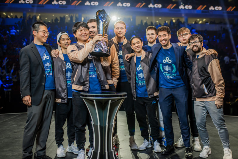Elenco da Cloud9 erguendo a taça da LCS 2023