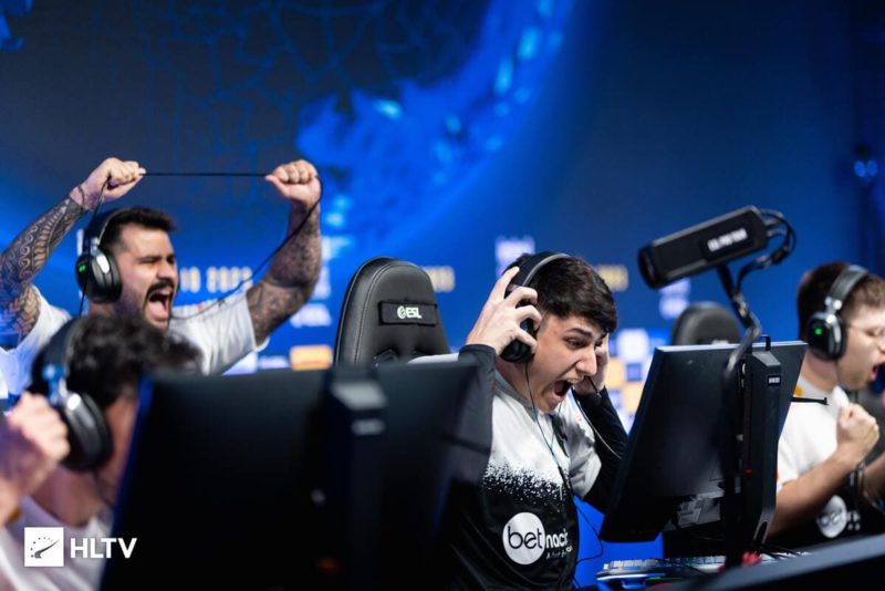 furia comemora classificação aos playoffs da iem rio 2023