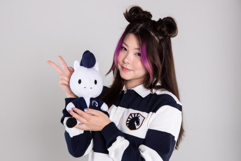 Imagem da streamer MAyumi com uniforme da Team Liquid