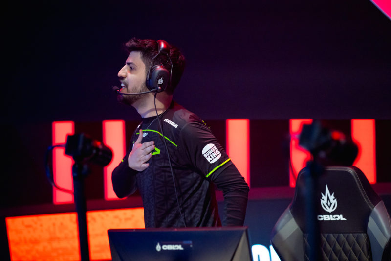 Imagem do LOUD Robo no palco do CBLOL 2023