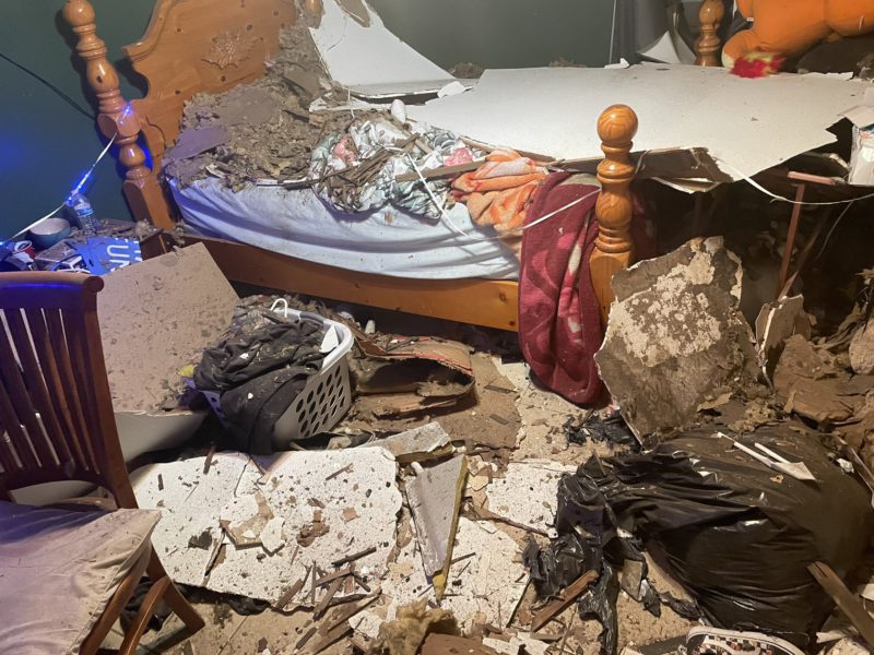 entulho do teto que desabou enquanto streamer fazia live de cs:go