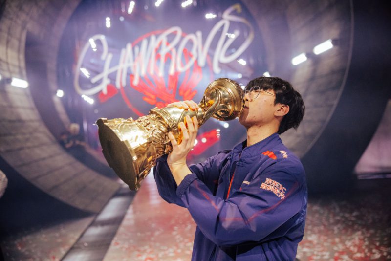 Ruler com o troféu do MSI 2023