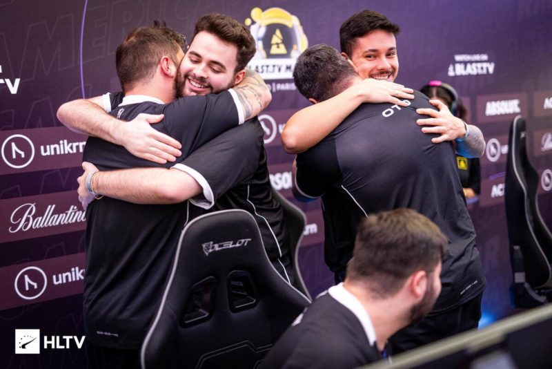 equipe do fluxo comemora classificação ao major de cs:go