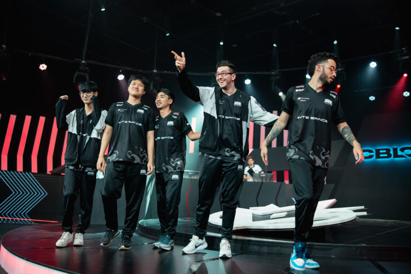 Imagem do time da INTZ no palco do CBLOL2023 2° split