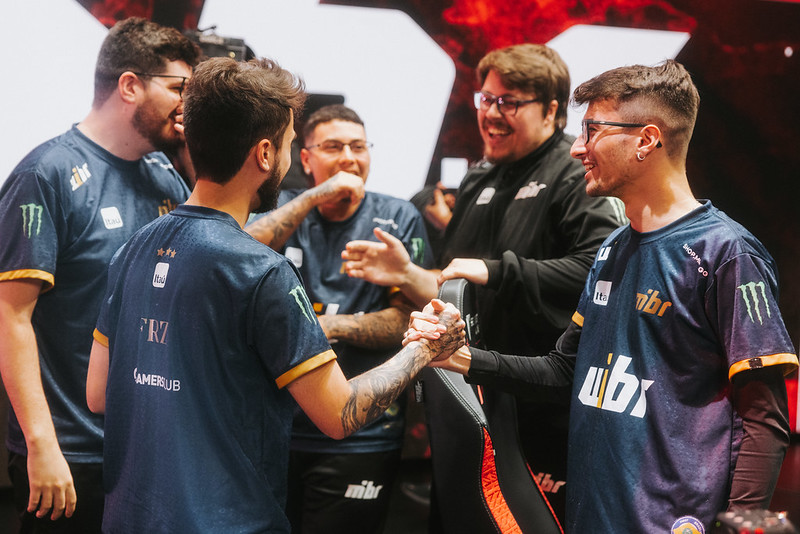 Imagem do elenco do MIBR no VCT Americas