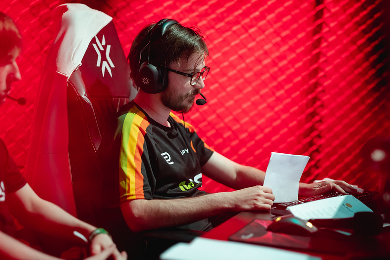 imagem do coach da m80, happy, no VCT Ascension Americas