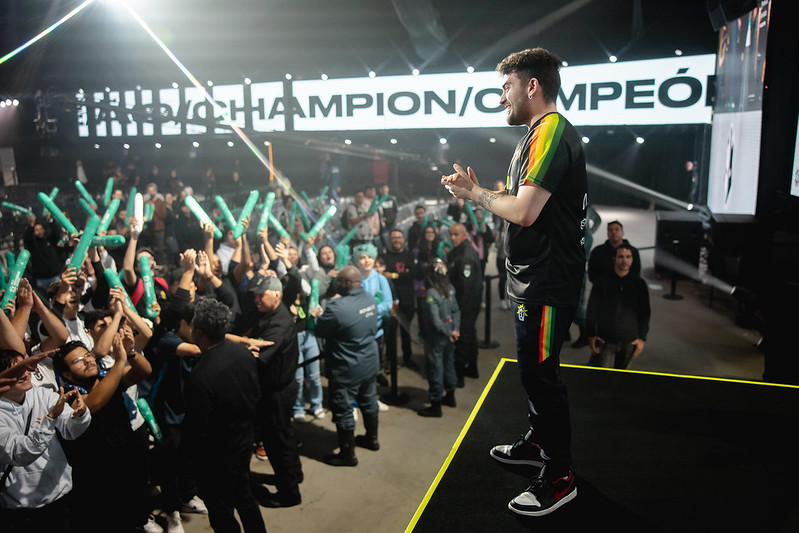 Imagem do jogador da M80 agradecendo a torcida no VCT Ascension