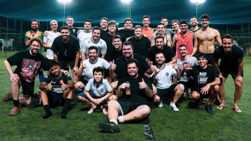 imperia le cazetv postam para foto depois de jogarem futebol