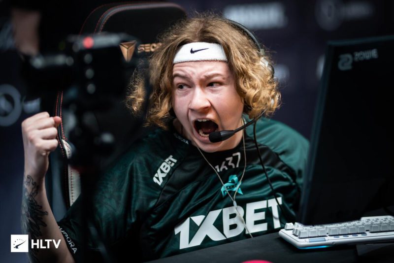 kensi, que matou três adversários na faca em uma partida do cs:go