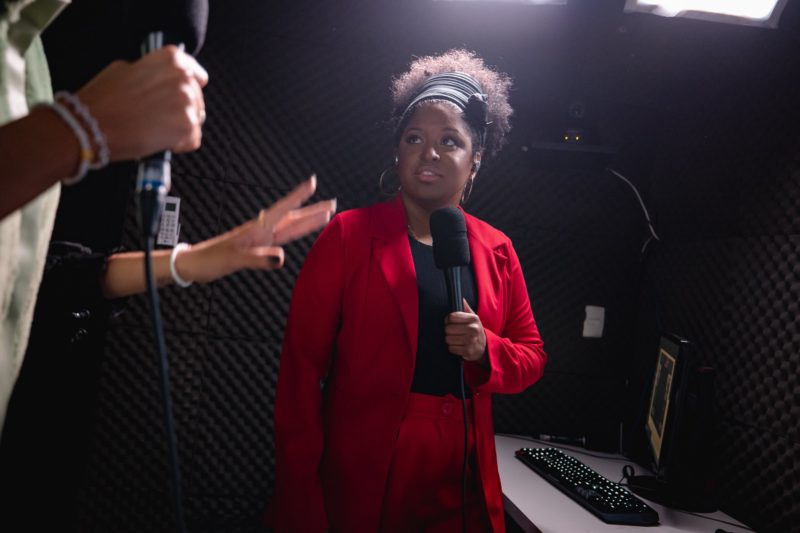 Imagem da comentarista Lahgolas no CBLOL 2023