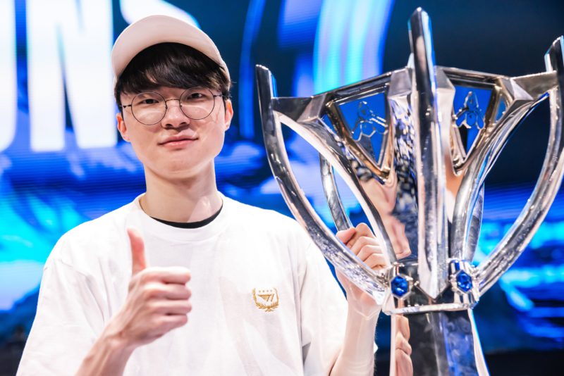 Faker, da T1, com a taça do Worlds 2023