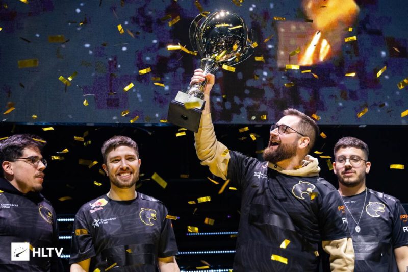 furia com troféu de campeã