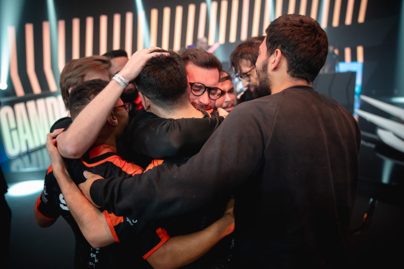 Danilo Geraldi com os jogadores da Kabum Academy após o título