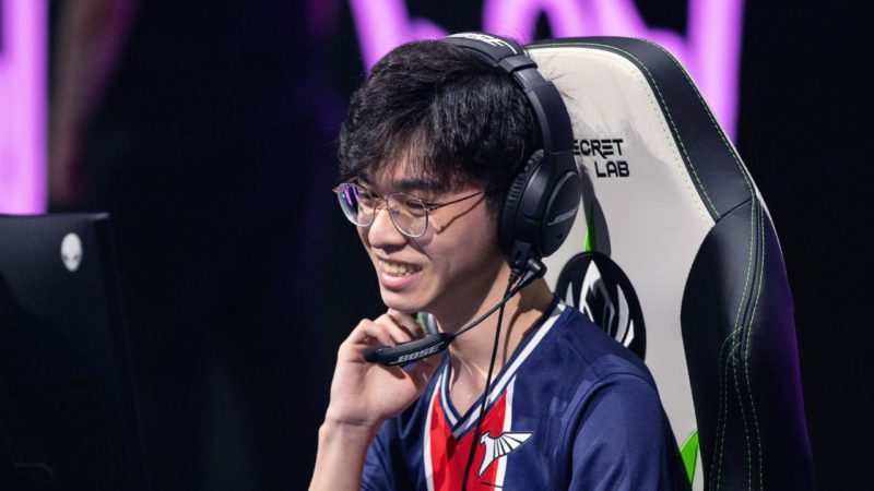 Na foto Doggo, que na época jogava na PSG, e agora performa na LPL, mas ainda falta o Lucian