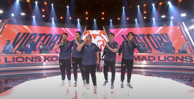 Na foto, os jogadores da Mad Lions provocam a torcida adversária, da Karmine Corp