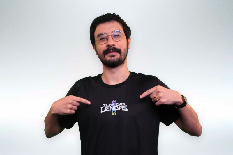 Na foto, Revolta ex-jogador e Streamer sendo anunciado como o novo membro do Ilha das Lendas