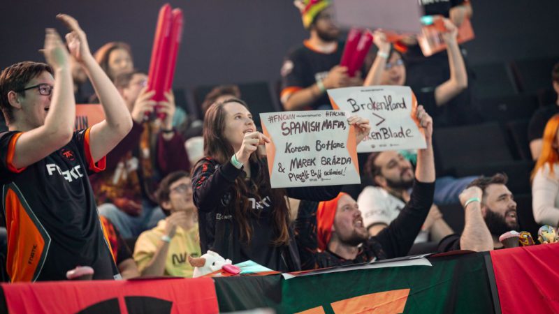 Na foto, a torcida da FNATIC nos playoffs da LEC 2024