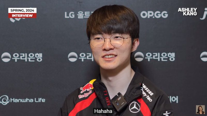 Na foto, Faker sorrindo em entrevista à Ashley Kang