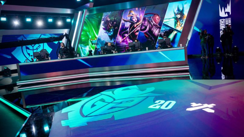 Na foto, o símbolo e um draft da G2 nos playoffs da LEC 2024