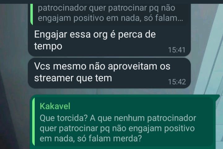 Na foto, Alexandre Peres (Kakavel), xinga a torcida