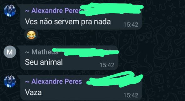 Na foto, Alexandre Peres (Kakavel), xinga a torcida