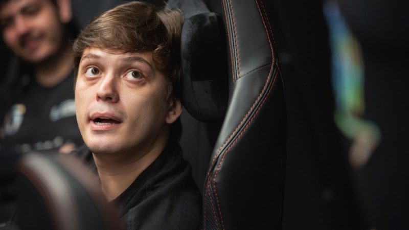 Na foto, o técnico LOS Dionrray