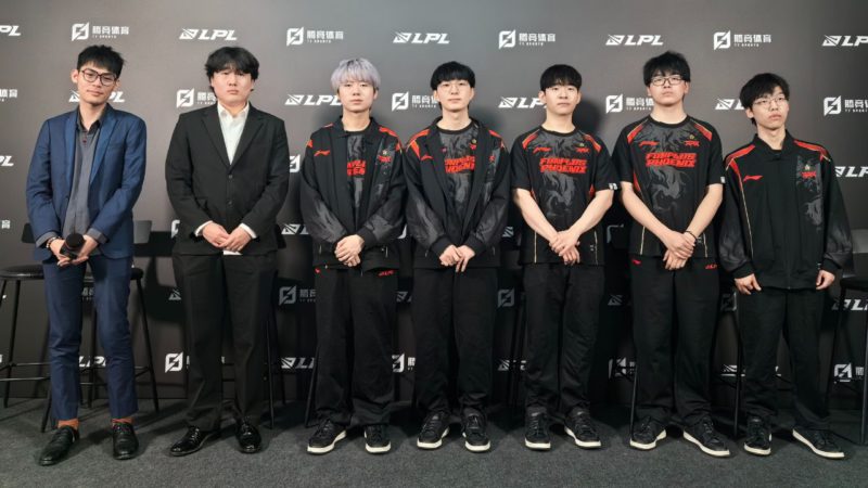 Na foto, os jogadores e técnicos da FPX na LPL 2024