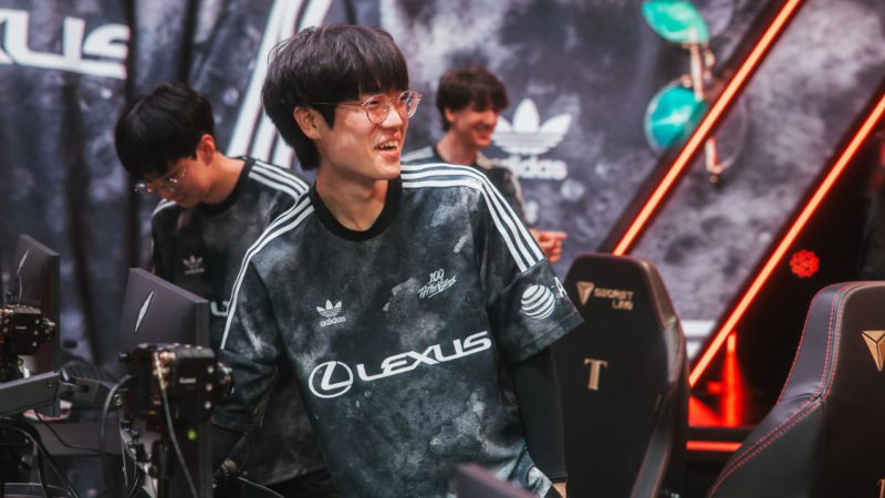Na foto Quid, mid-laner da 100 Thieves da LCS 2024