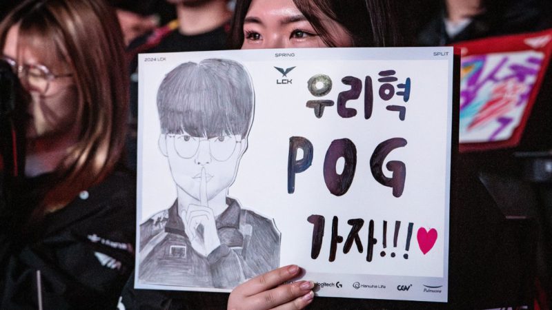 Na foto, a torcida da LCK, que vai poder retornar ao LoL Park