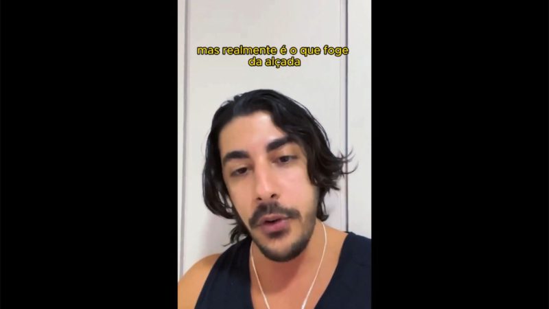 Na foto, o streamer Baiano em meio a um pronunciamento