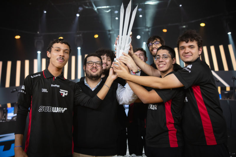 Imagem da paiN Academy 2024 levantando o título 