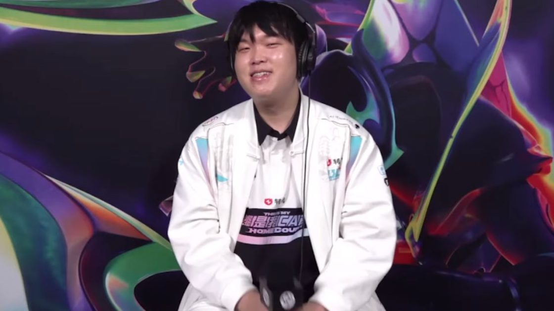 Na foto, o top da BLG, Bin em entrevista exclusiva ao Mais Esports