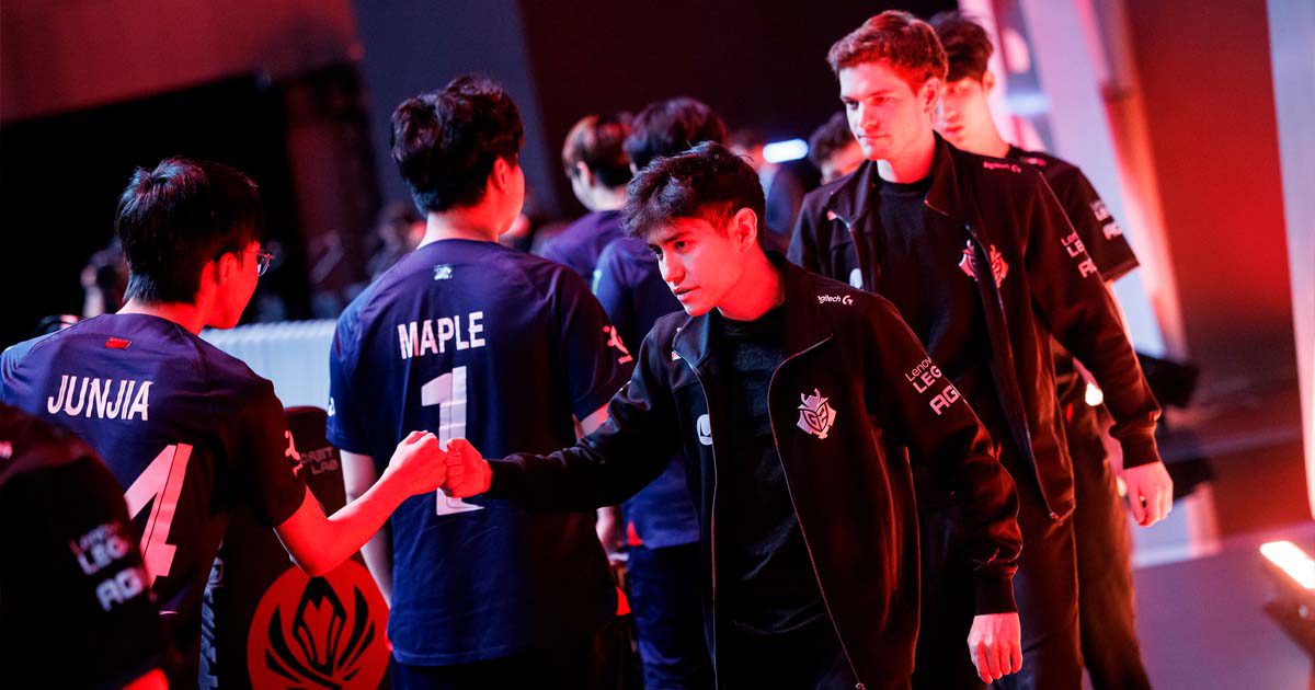 Imagem do jogador G2 Yikes cumprimentando um jogador do PSG nom palco do MSI 2024