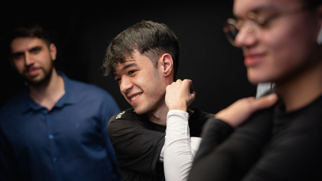 Na foto, o mid-laner do Fluxo 2024.2, Fuuu