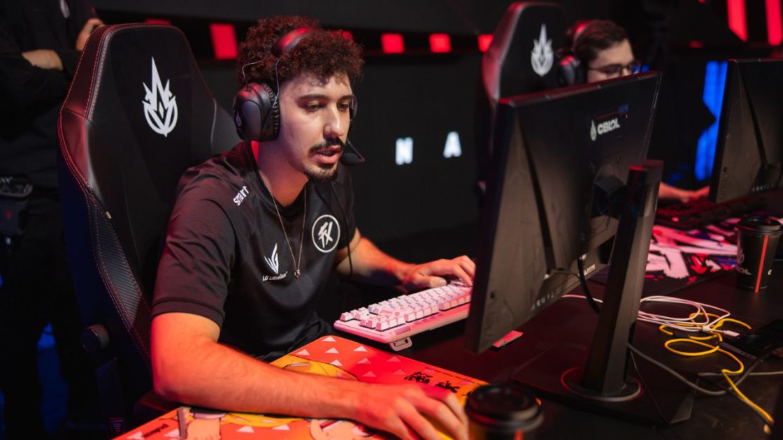 Na foto, o top-laner do Fluxo 2024.2, Kiari