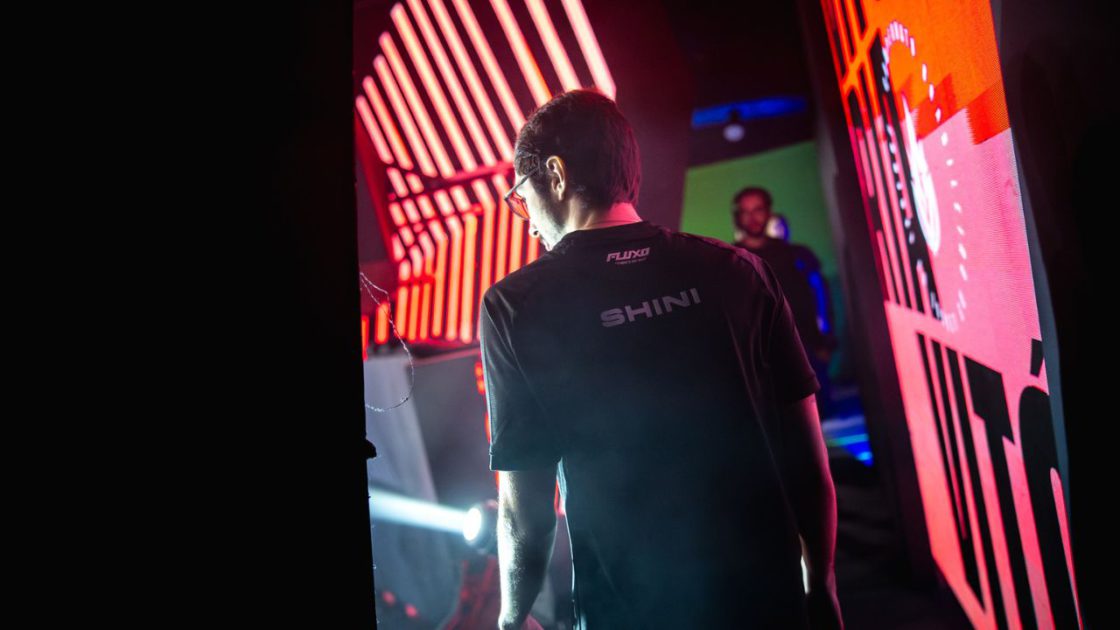 Na foto, o Shini, Jungler do Fluxo