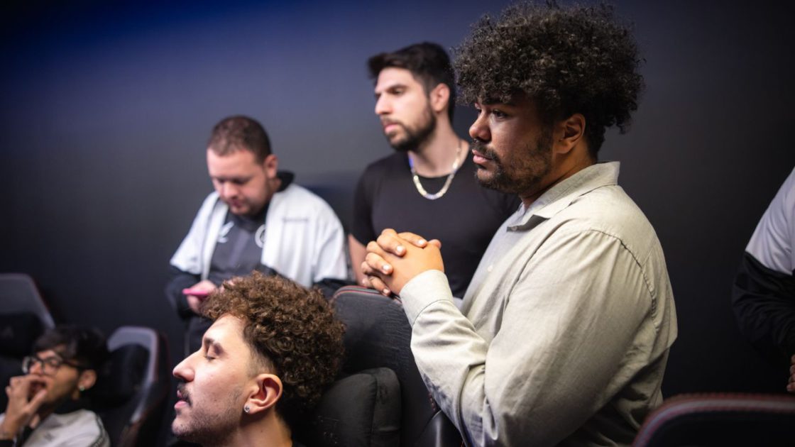 Na foto, o técnico OnMeta do Fluxo