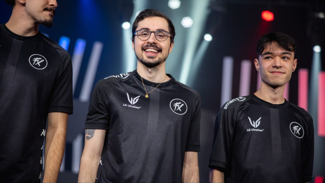 Na foto, o Shini, Jungler do Fluxo