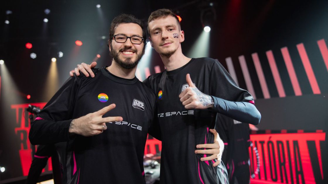Na foto, os irmãos Yupps e Yampi, respectivamente Top e Jungler da INTZ