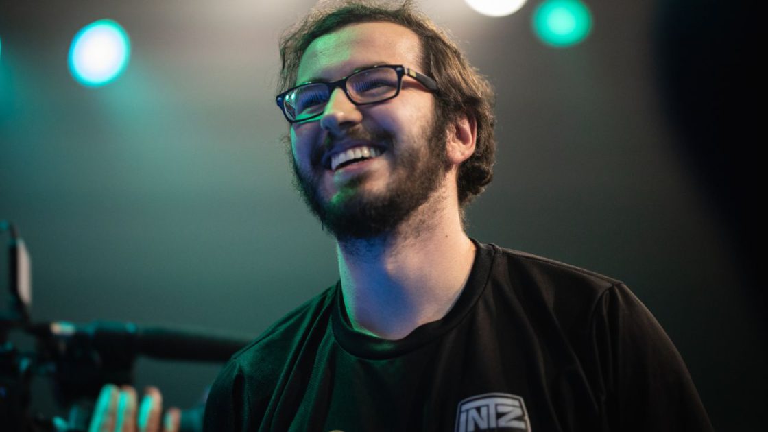 Na foto, o Yampi, jungler da INTZ