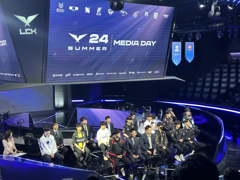 Na foto: um jogador e técnico representante de cada uma das 10 equipes da LCK 2024 2º split
