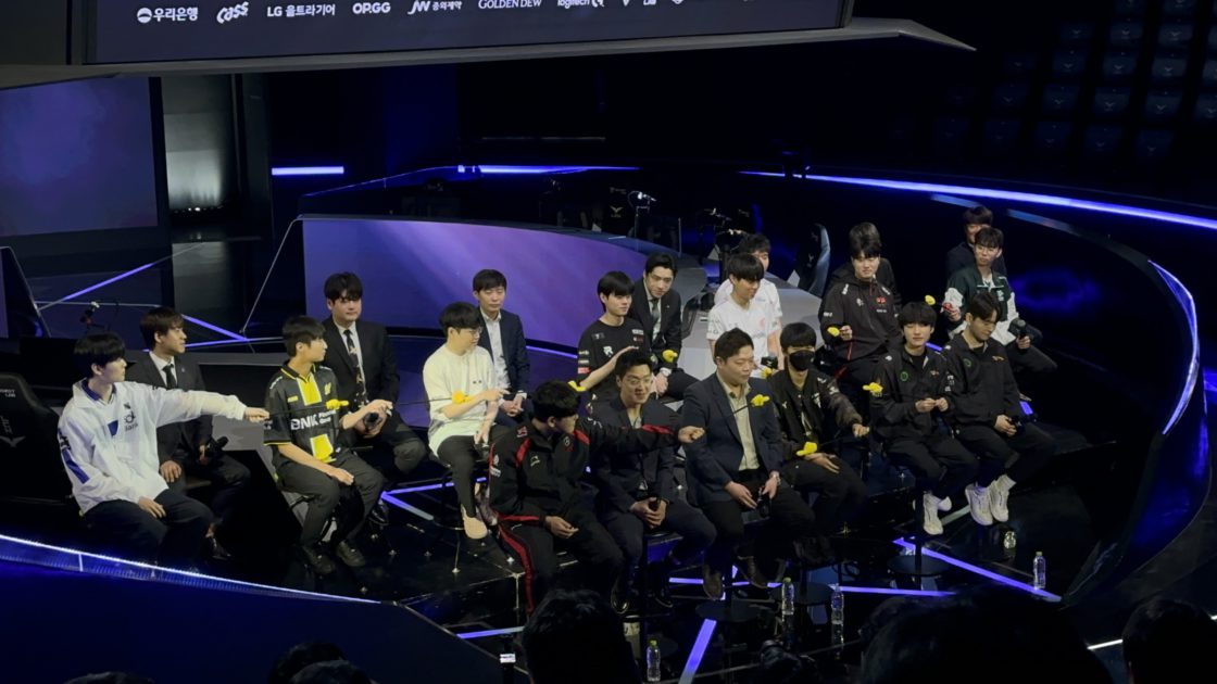 Na foto: um jogador e técnico representante de cada uma das 10 equipes da LCK 2024 2º split