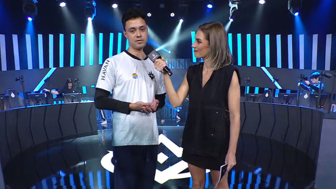 Na foto, Pilot, mid da Liberty, na entrevista pós-jogo
