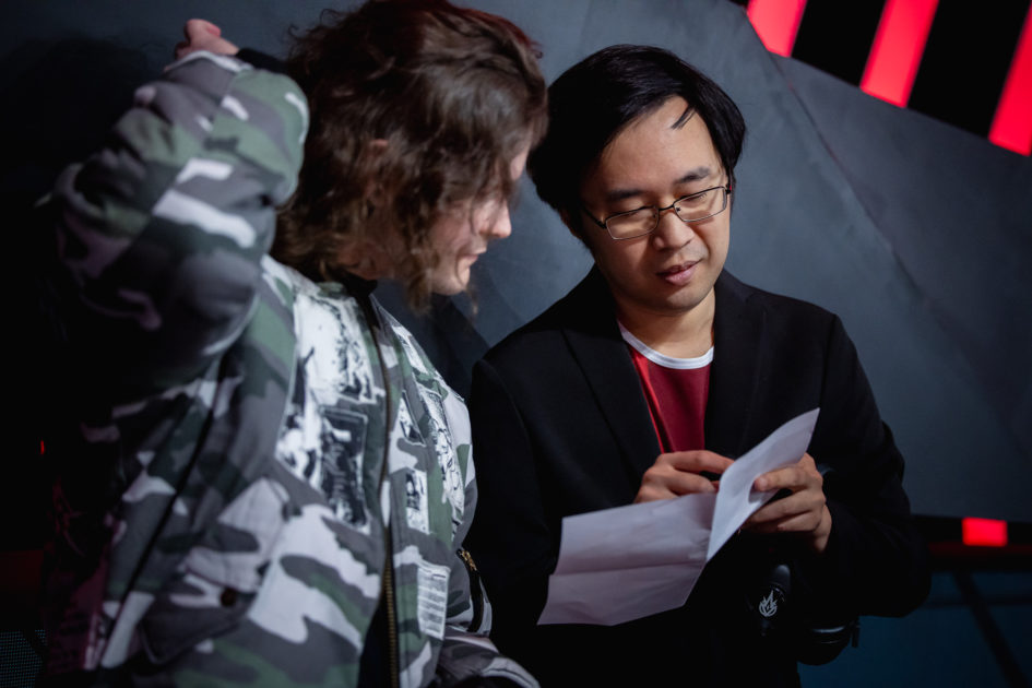 Na foto, os técnicos Coelho e Nelson, da RED Canids no CBLOL 2024