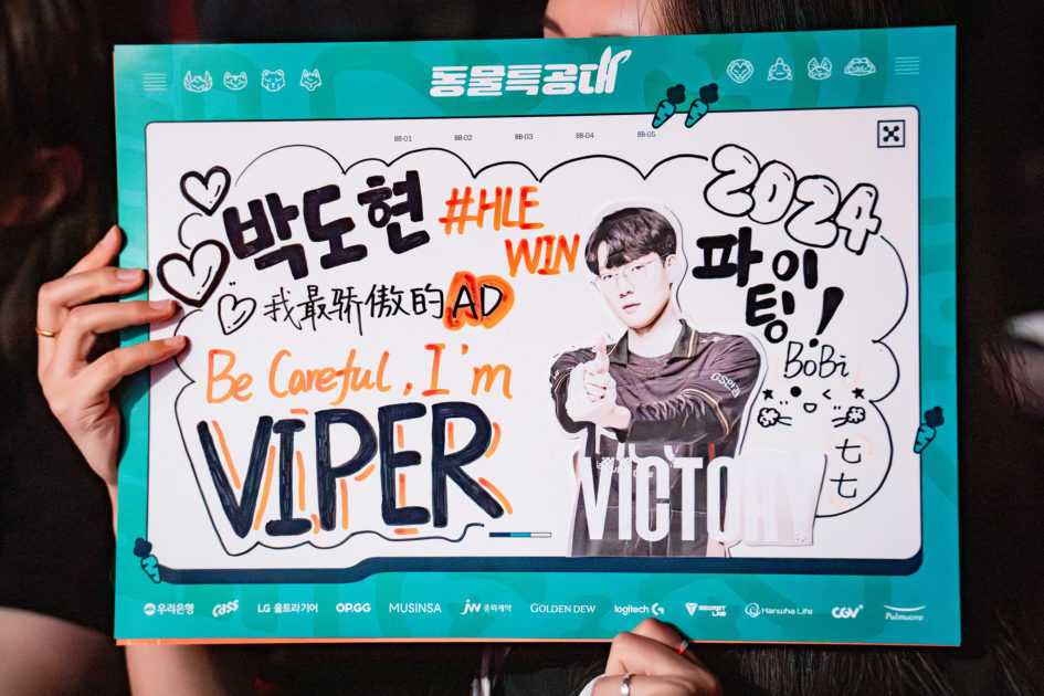 Na foto, uma homenagem ao Viper, ADC da HLE na LCK 2024 2º split