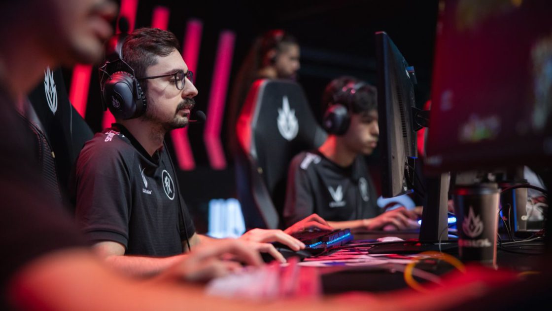 Na foto, o Shini, Jungler do Fluxo