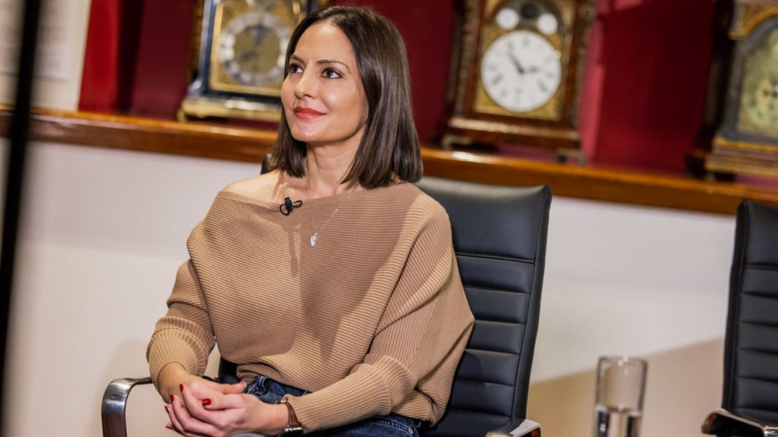 Na foto, a ex-Head de Esports Global do LoL, Naz Aletaha