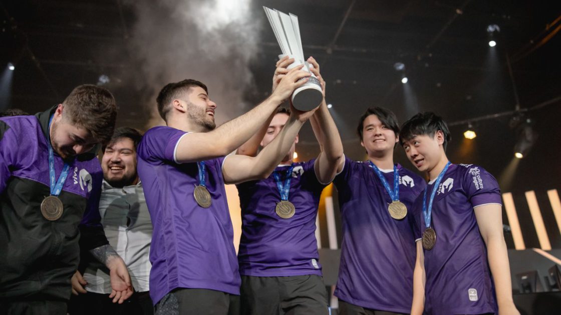Na foto, o elenco da VKS campeão no CBLOL Academy 2024 2º split